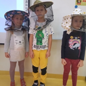 pokaż obrazek - Dzieci z czapkami pszczelarza